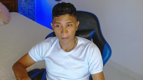 Snapshot of valentino_fs chatting on December 15, 5:06 pm Mistery Guy online show from December 15, 5:06 pm