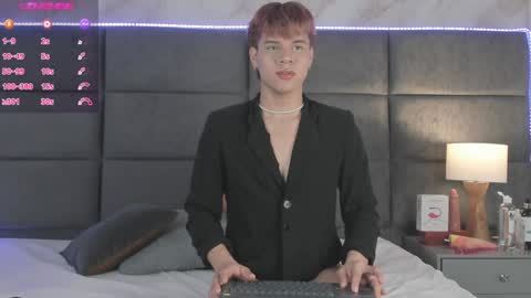 Snapshot of valentino_moon chatting on December 17, 2:44 am valentino moon online show from December 17, 2:44 am