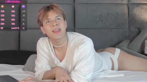 Snapshot of valentino_moon chatting on December 29, 3:22 am valentino moon online show from December 29, 3:22 am