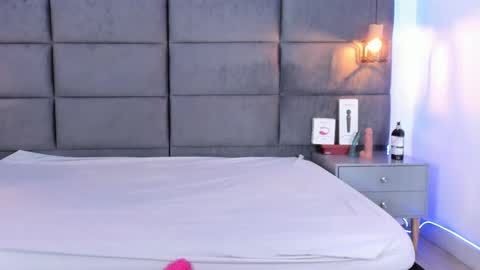 Snapshot of valentino_moon chatting on September 15, 3:17 am valentino moon online show from September 15, 3:17 am