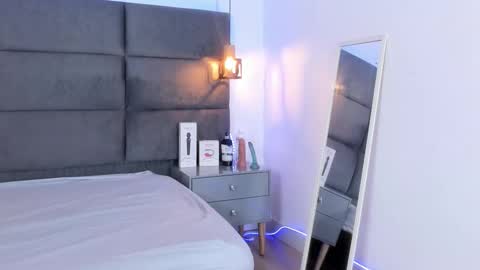 Snapshot of valentino_moon chatting on October 12, 2:43 am valentino moon online show from October 12, 2:43 am