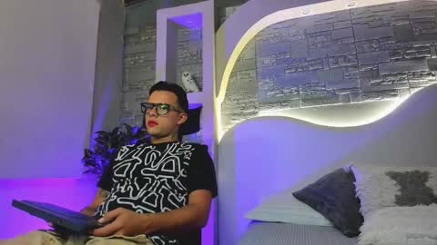 valentino_moretti online show from December 1, 1:05 pm