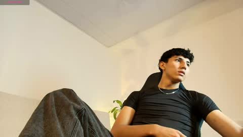 valentino_rey online show from April 17, 12:30 pm