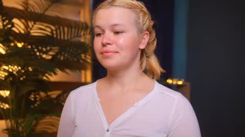 Snapshot of valeri______ chatting on June 19, 7:34 am valeri______ online show from June 19, 7:34 am