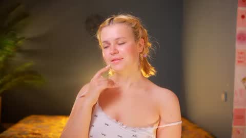 Snapshot of valeri______ chatting on June 27, 7:57 am valeri______ online show from June 27, 7:57 am
