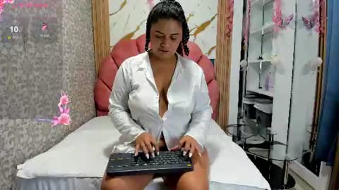 Snapshot of valeria_rivera1 chatting on July 21, 12:18 pm Costume lover online show from July 21, 12:18 pm