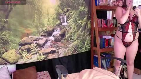 Snapshot of valerie_smile chatting on May 4, 2:18 am Valerie online show from May 4, 2:18 am