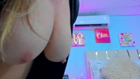 Snapshot of valerysex4u chatting on May 23, 1:33 am Valery online show from May 23, 1:33 am