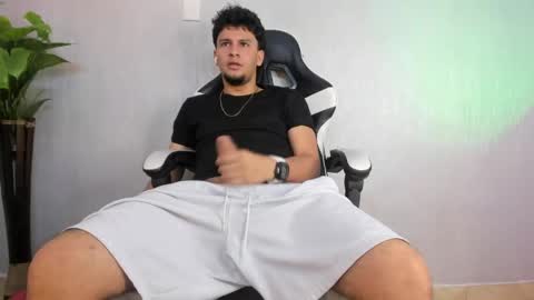 Snapshot of valetino_stonee chatting on May 8, 7:52 pm Valentino online show from May 8, 7:52 pm