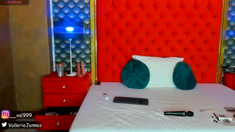 Valerie Val V online show from November 4, 11:59 pm