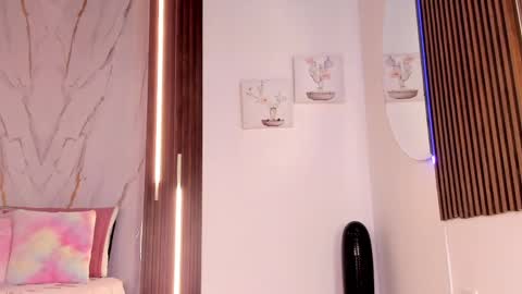 Vallolet Peach  online show from April 12, 12:10 pm