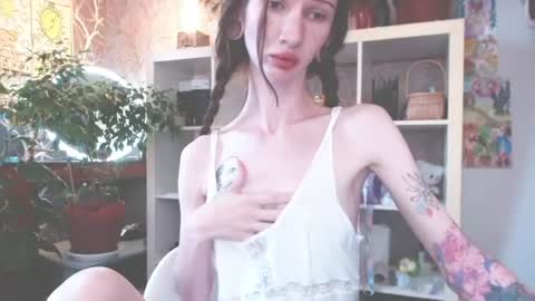 Snapshot of vampire_valentine chatting on August 2, 10:19 pm Mollyy Valentine online show from August 2, 10:19 pm