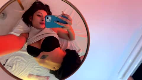 Snapshot of vandalovee chatting on February 14, 6:34 am Babi Alu online show from February 14, 6:34 am