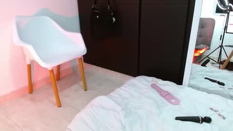 Snapshot of vandalovee chatting on February 21, 6:51 am Babi Alu online show from February 21, 6:51 am