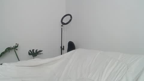 Snapshot of vandalovee chatting on February 24, 9:20 pm Babi Alu online show from February 24, 9:20 pm