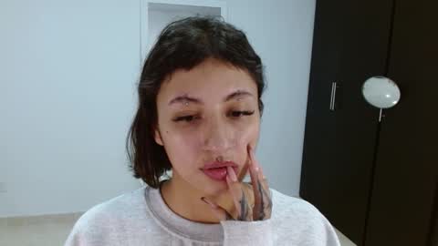 Snapshot of vandalovee chatting on February 28, 10:52 am Babi Alu online show from February 28, 10:52 am