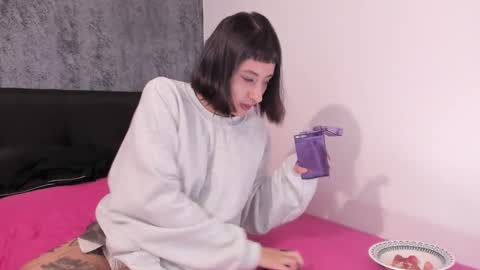 Snapshot of vandalovee chatting on March 2, 4:50 am Babi Alu online show from March 2, 4:50 am