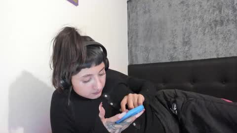 Snapshot of vandalovee chatting on March 4, 7:41 am Babi Alu online show from March 4, 7:41 am