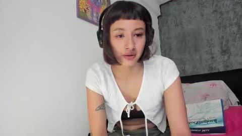 Snapshot of vandalovee chatting on March 4, 8:27 pm Babi Alu online show from March 4, 8:27 pm