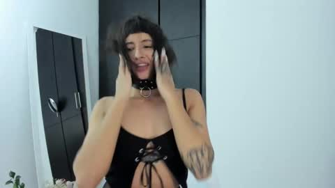 Snapshot of vandalovee chatting on March 12, 8:51 am Babi Alu online show from March 12, 8:51 am