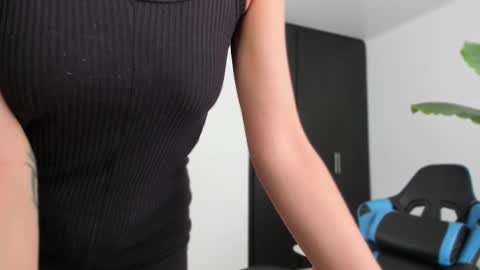 Snapshot of vandalovee chatting on October 10, 2:49 pm Babi Alu online show from October 10, 2:49 pm