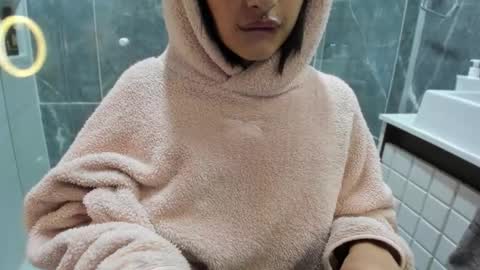 Snapshot of vandalovee chatting on October 31, 1:01 pm Babi Alu online show from October 31, 1:01 pm