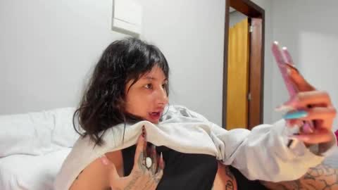 Snapshot of vandalovee chatting on November 10, 6:56 am Babi Alu online show from November 10, 6:56 am