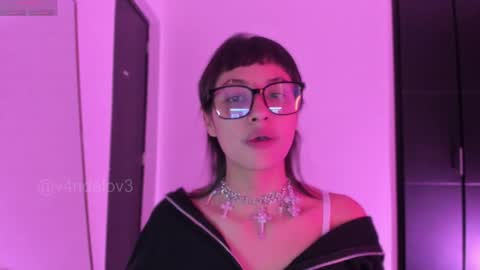 Snapshot of vandalovee chatting on December 14, 11:37 am Babi Alu online show from December 14, 11:37 am