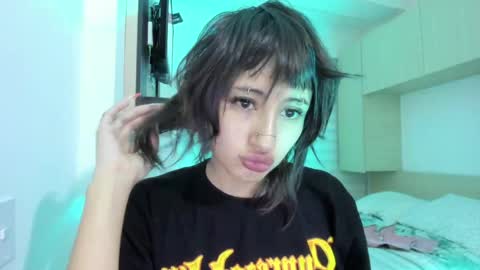 Snapshot of vandalovee chatting on May 1, 10:31 am Babi Alu online show from May 1, 10:31 am