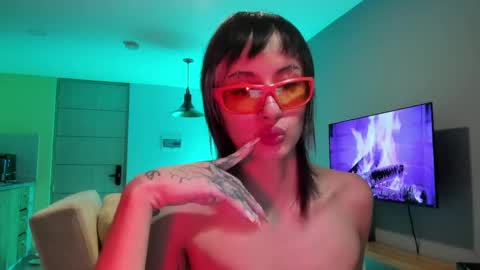 Snapshot of vandalovee chatting on May 4, 11:28 am Babi Alu online show from May 4, 11:28 am