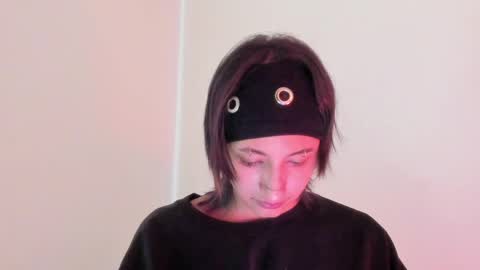 Snapshot of vandalovee chatting on May 11, 5:43 pm Babi Alu online show from May 11, 5:43 pm