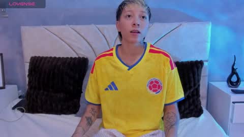 vane_grey online show from June 18, 6:56 pm