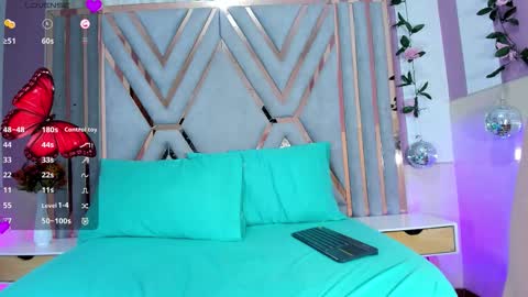 Snapshot of vanesaa_mejia chatting on December 5, 4:32 am vanesaa_mejia online show from December 5, 4:32 am