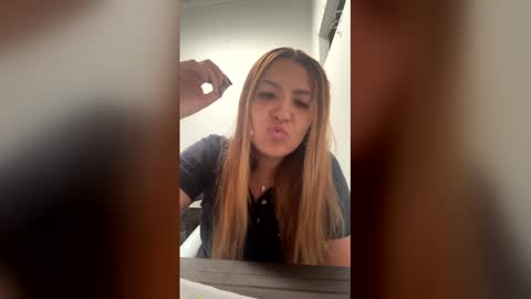 Snapshot of vanesaxd chatting on December 5, 7:21 pm Vanessa online show from December 5, 7:21 pm