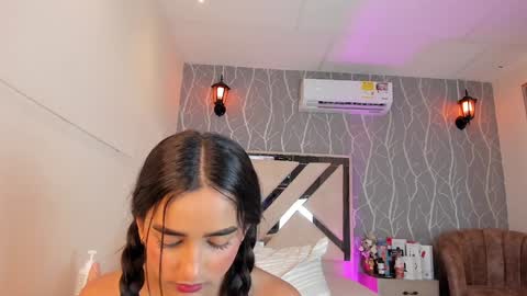 Snapshot of vanessa_guzman1 chatting on February 4, 6:49 pm online show from February 4, 6:49 pm