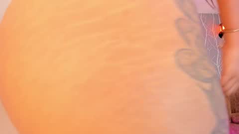 Snapshot of vanessa_guzman1 chatting on February 19, 12:33 pm online show from February 19, 12:33 pm