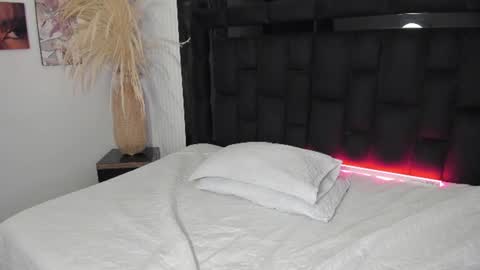 vanessascott_ online show from July 23, 6:00 am