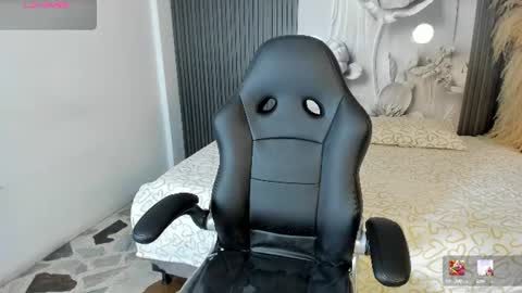 vanessascott_ online show from August 5, 5:43 am