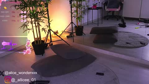 Vanessa Simon online show from March 4, 1:06 pm