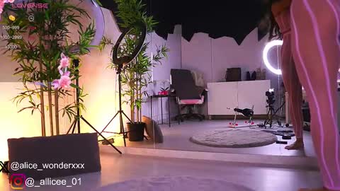 Vanessa Simon online show from March 6, 6:19 am