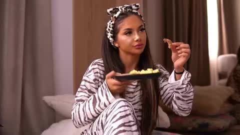 Vanessa Simon online show from April 23, 5:30 am