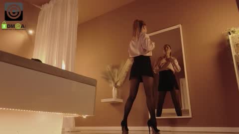 Snapshot of vanilla_whispers chatting on December 3, 3:54 pm Laura online show from December 3, 3:54 pm