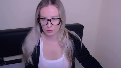 Mia online show from September 19, 6:37 am