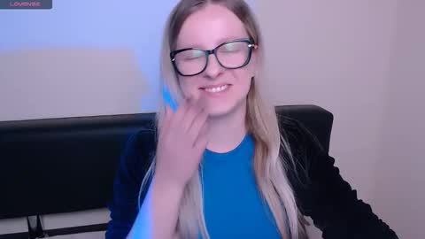 Mia online show from October 28, 7:45 am