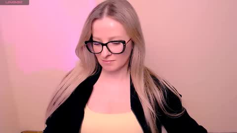 Mia online show from March 27, 7:24 pm