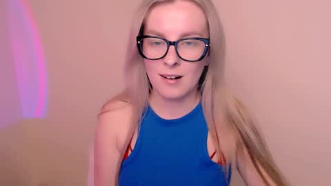 Snapshot of vanillaex_ chatting on May 14, 4:14 pm Mia online show from May 14, 4:14 pm