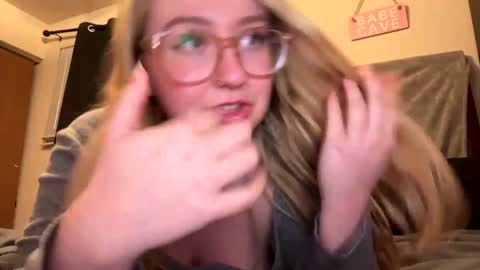 Snapshot of vanillapuddingpie chatting on December 9, 2:45 am vanillapuddingpie online show from December 9, 2:45 am