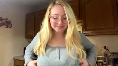 Snapshot of vanillapuddingpie chatting on December 11, 2:41 am vanillapuddingpie online show from December 11, 2:41 am