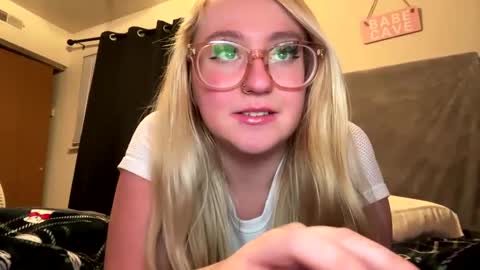 Snapshot of vanillapuddingpie chatting on January 8, 2:46 am vanillapuddingpie online show from January 8, 2:46 am