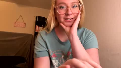 Snapshot of vanillapuddingpie chatting on January 11, 4:16 am vanillapuddingpie online show from January 11, 4:16 am